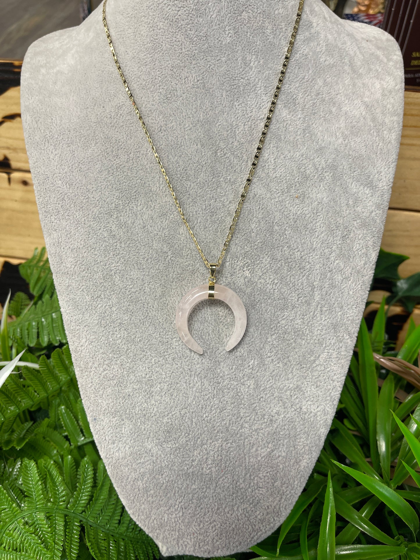 Dije Luna cuarzo Rosa y cadena de Oro laminado