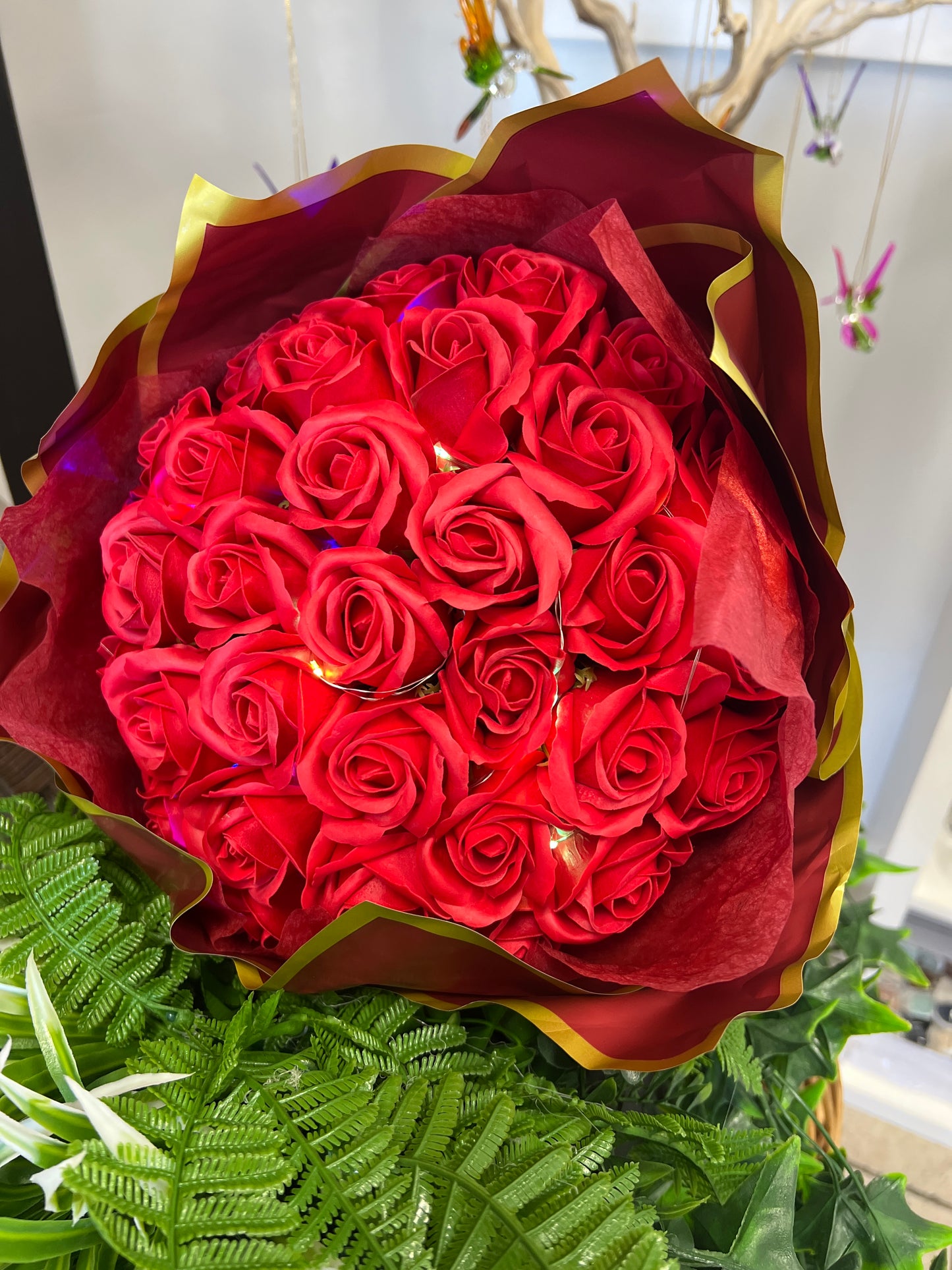 Ramo de rosas rojas con luz