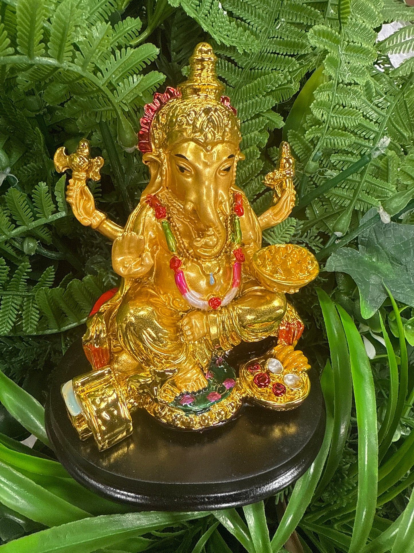 Ganesha con base y comida mediano #402