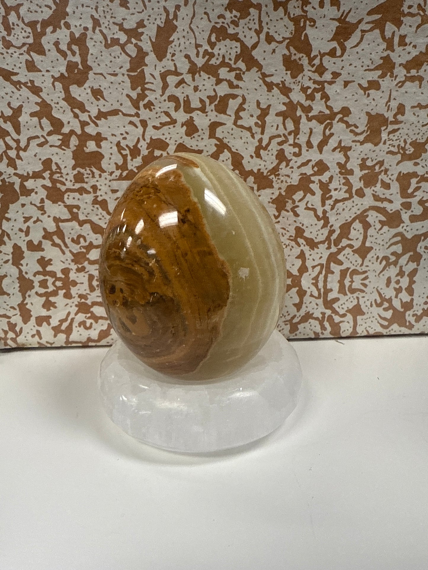 Huevo de ónix verde con base de selenita