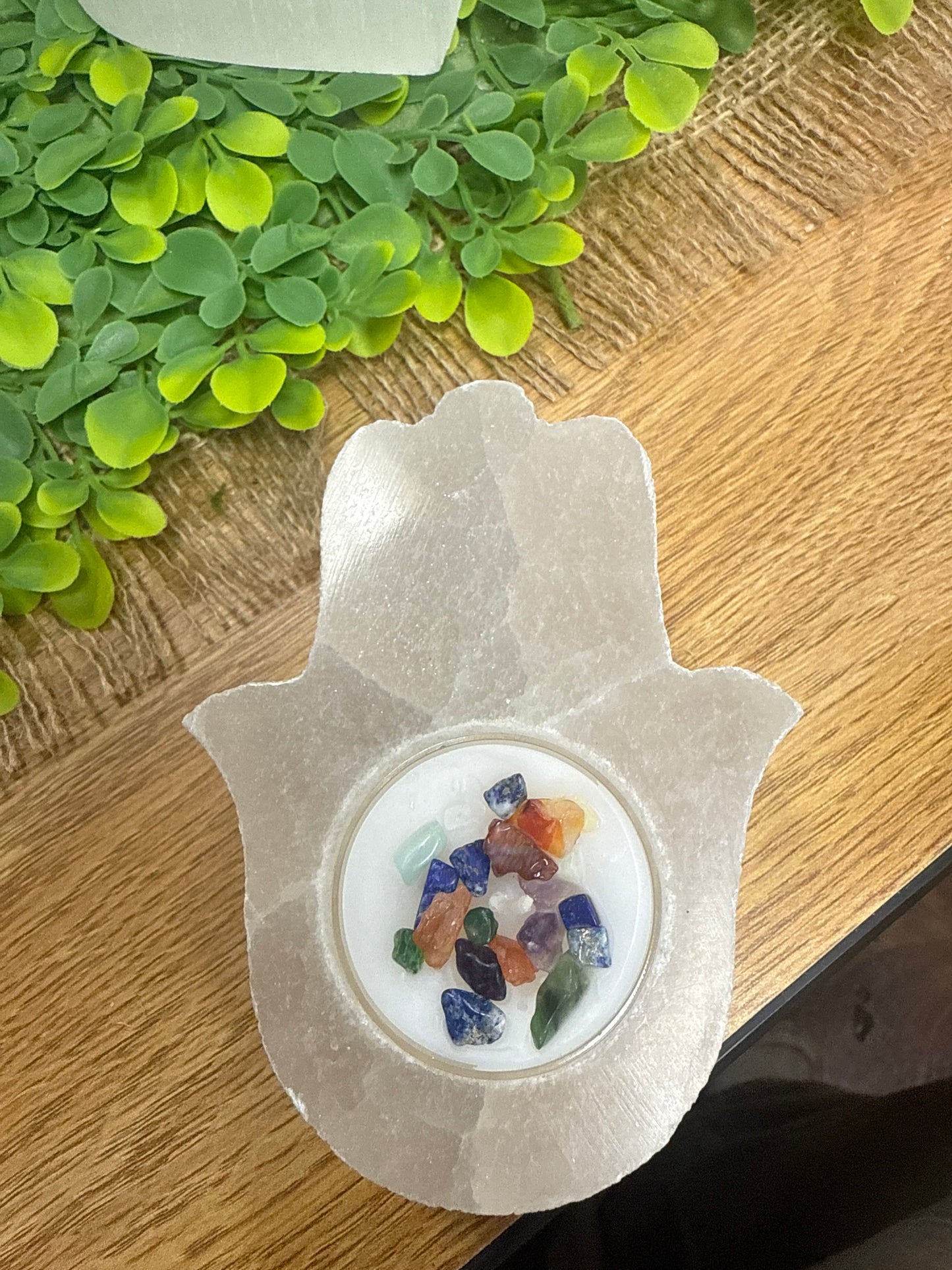 Base de Mano de Fatima con vela de cuarzos 7 chakras