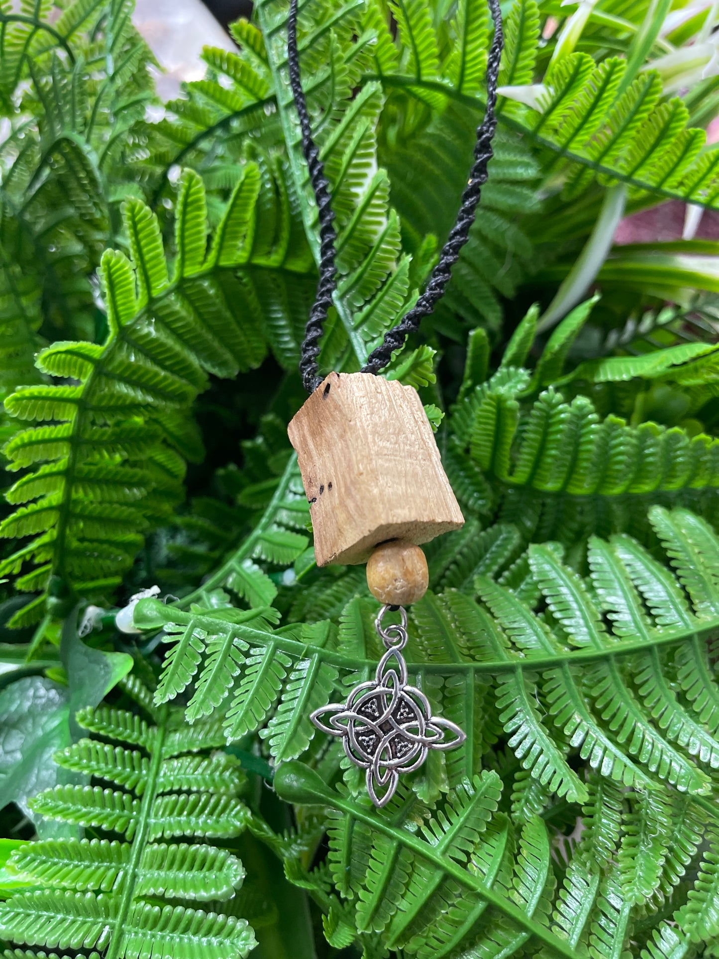 Collar de palo santo con Nudo de Bruja