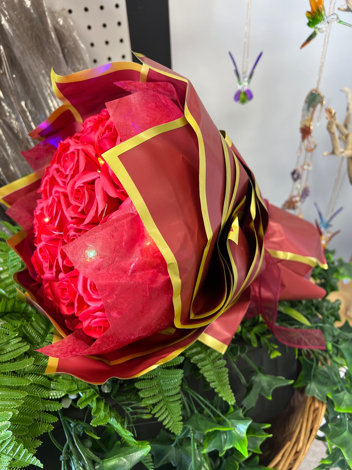 Ramo de rosas rojas con luz