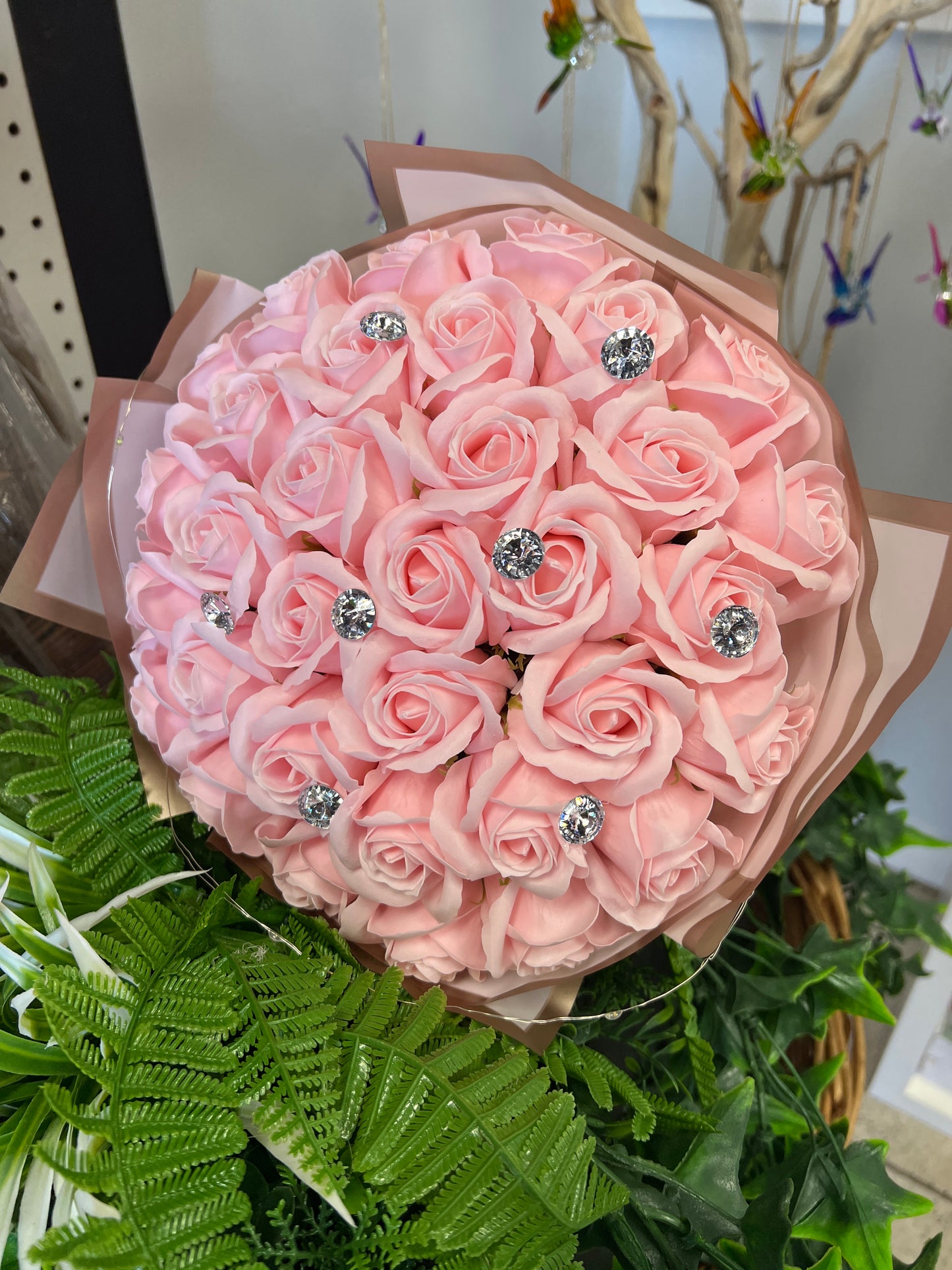 Ramo de rosas y diamantes color Rosa con luz