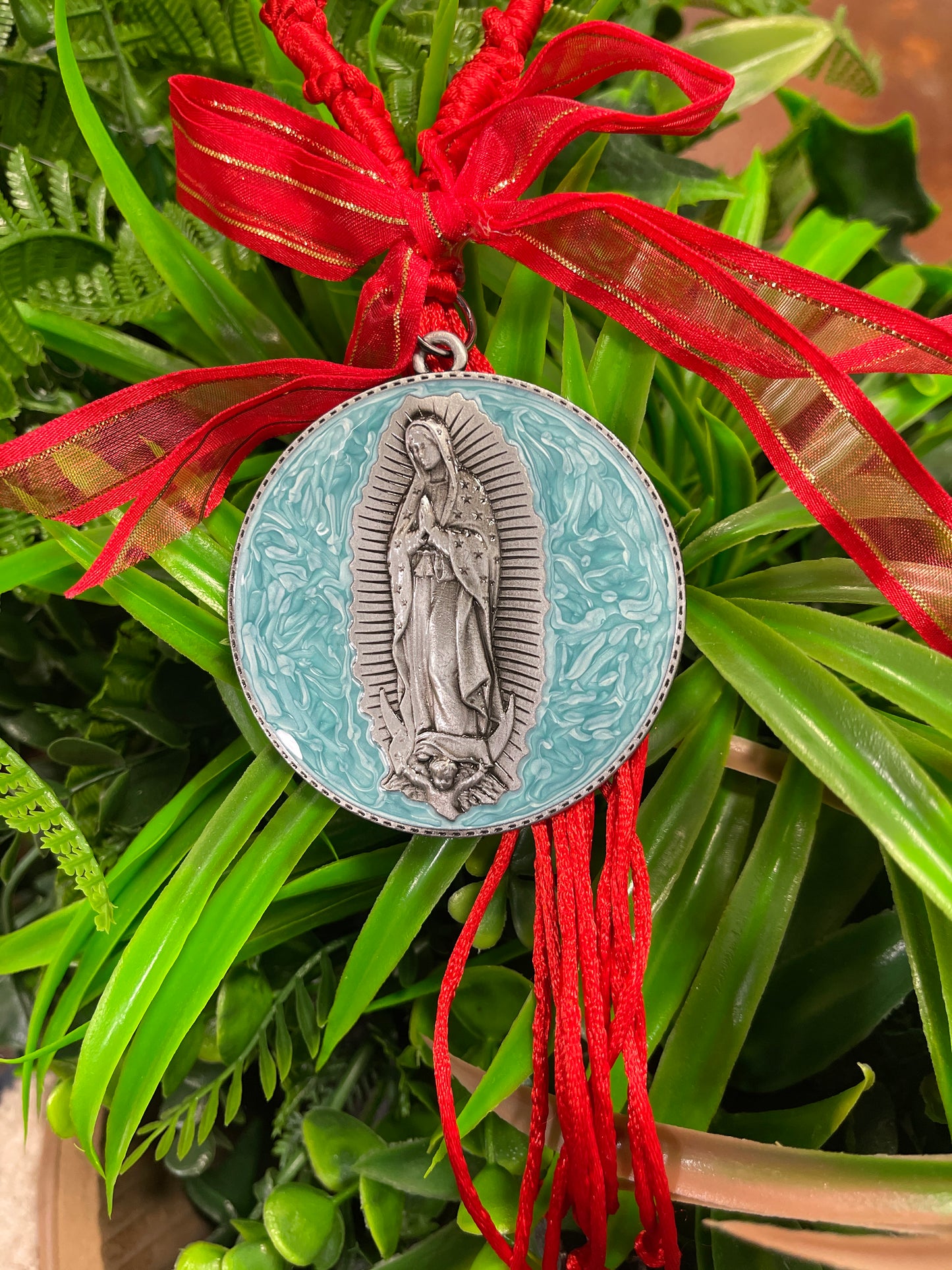 Bendiciones Virgen de Guadalupe Color Rojo en medalla azul