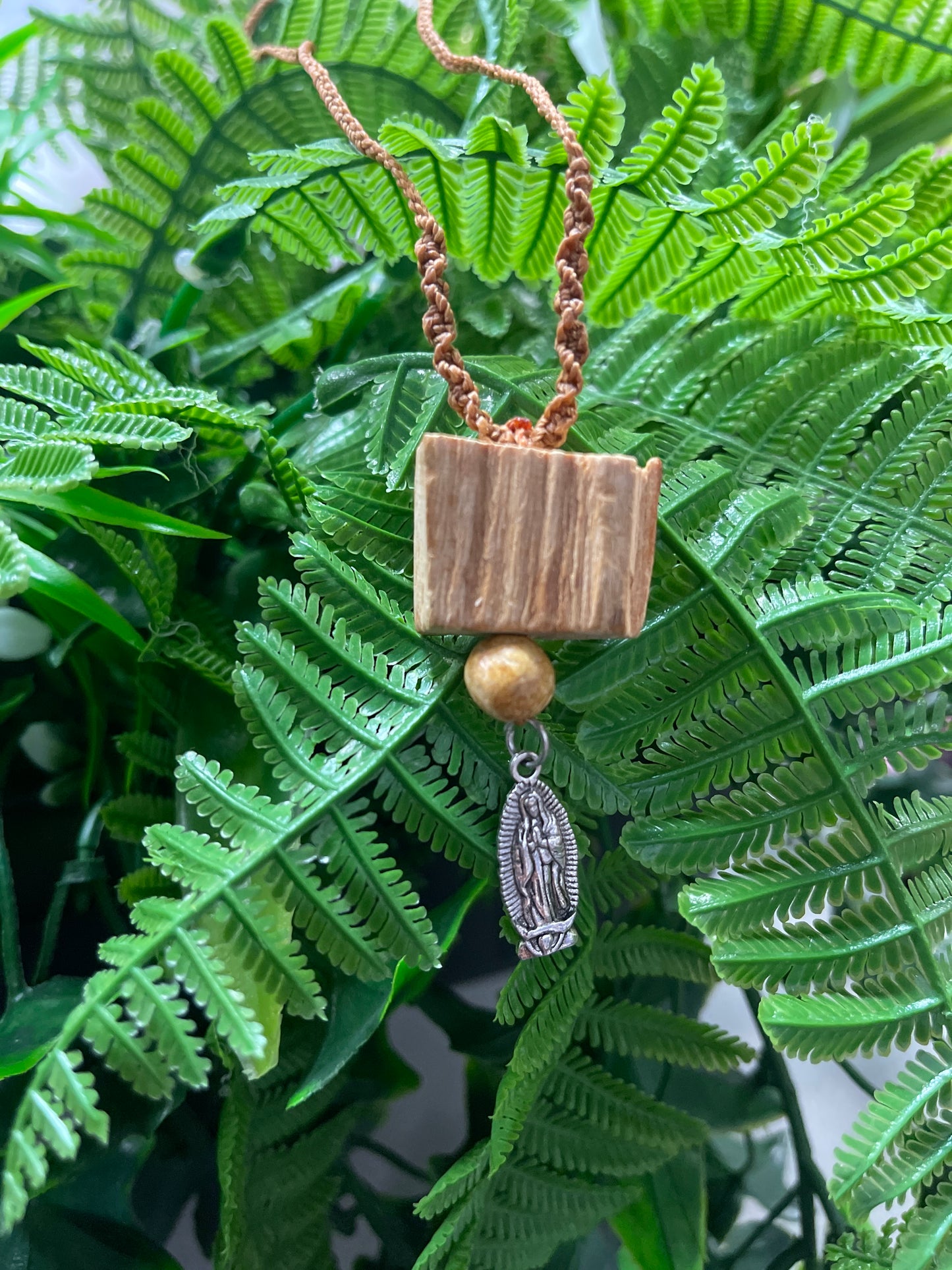 Collar de palo santo con la Virgen de Guadalupe
