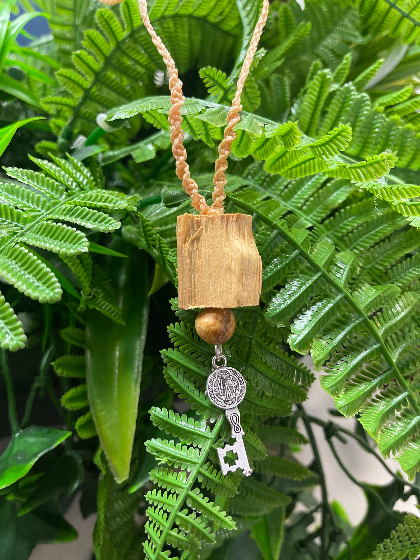 Collar de palo santo con Llave de San Benito