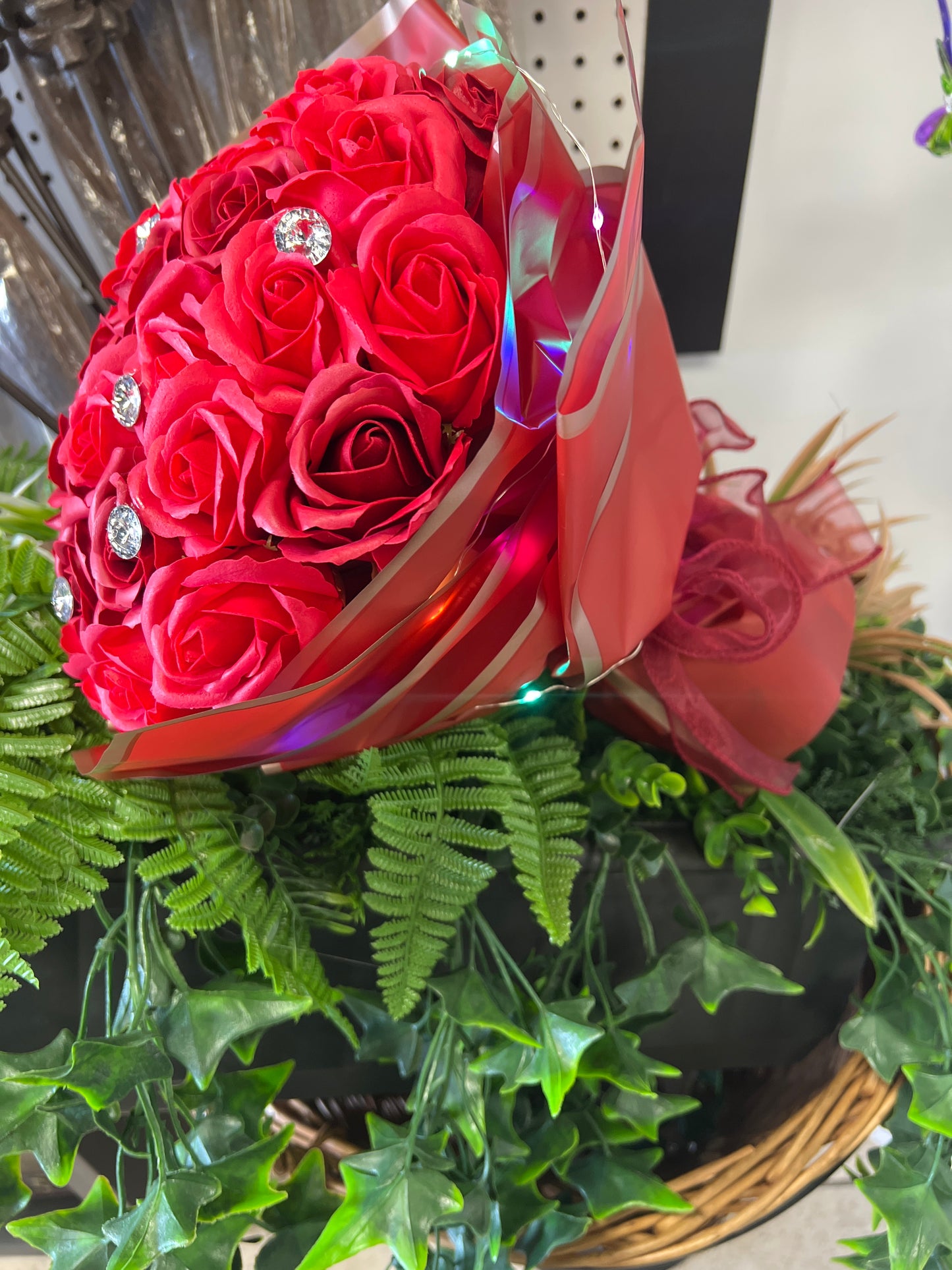 Ramo de rosas y diamantes rojas con luz