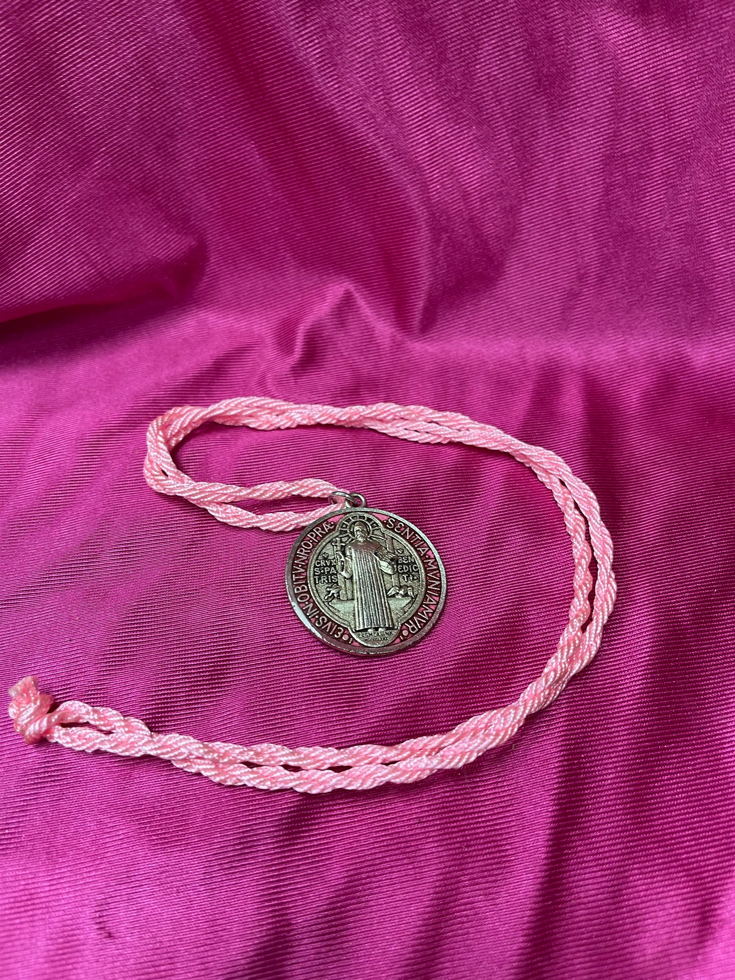Especial dije San Benito medalla color rosa