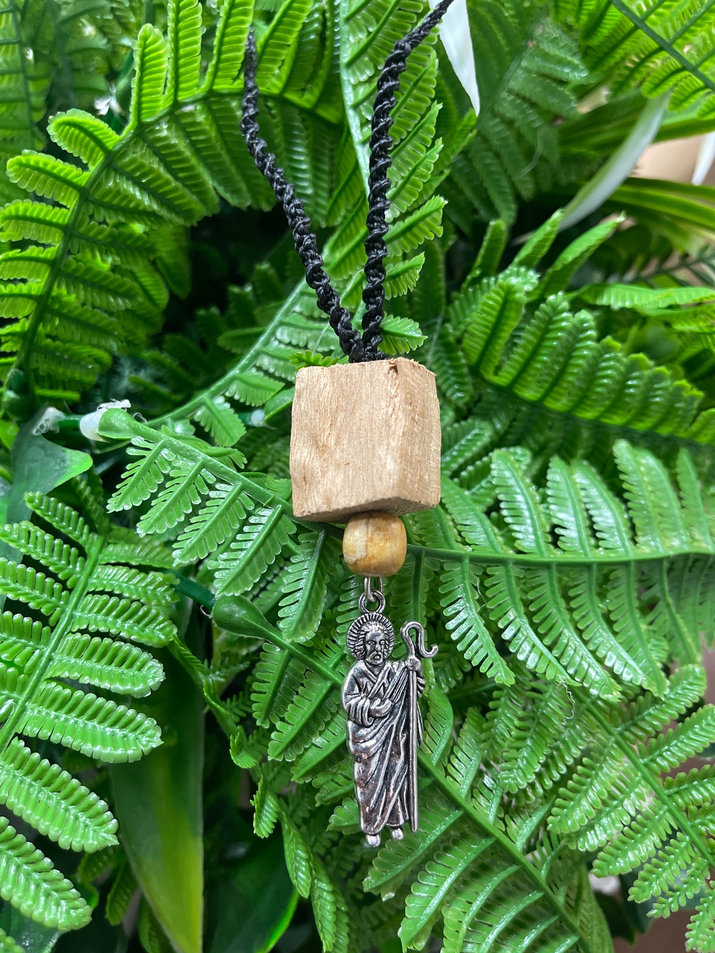 Collar de palo santo con San Judas