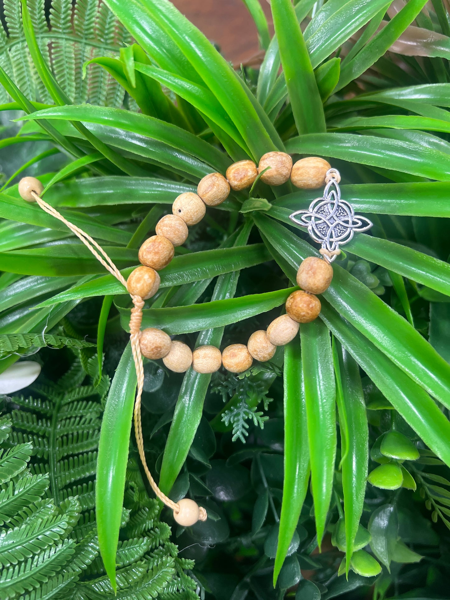 Pulsera de palo Santo con Nudo de Bruja