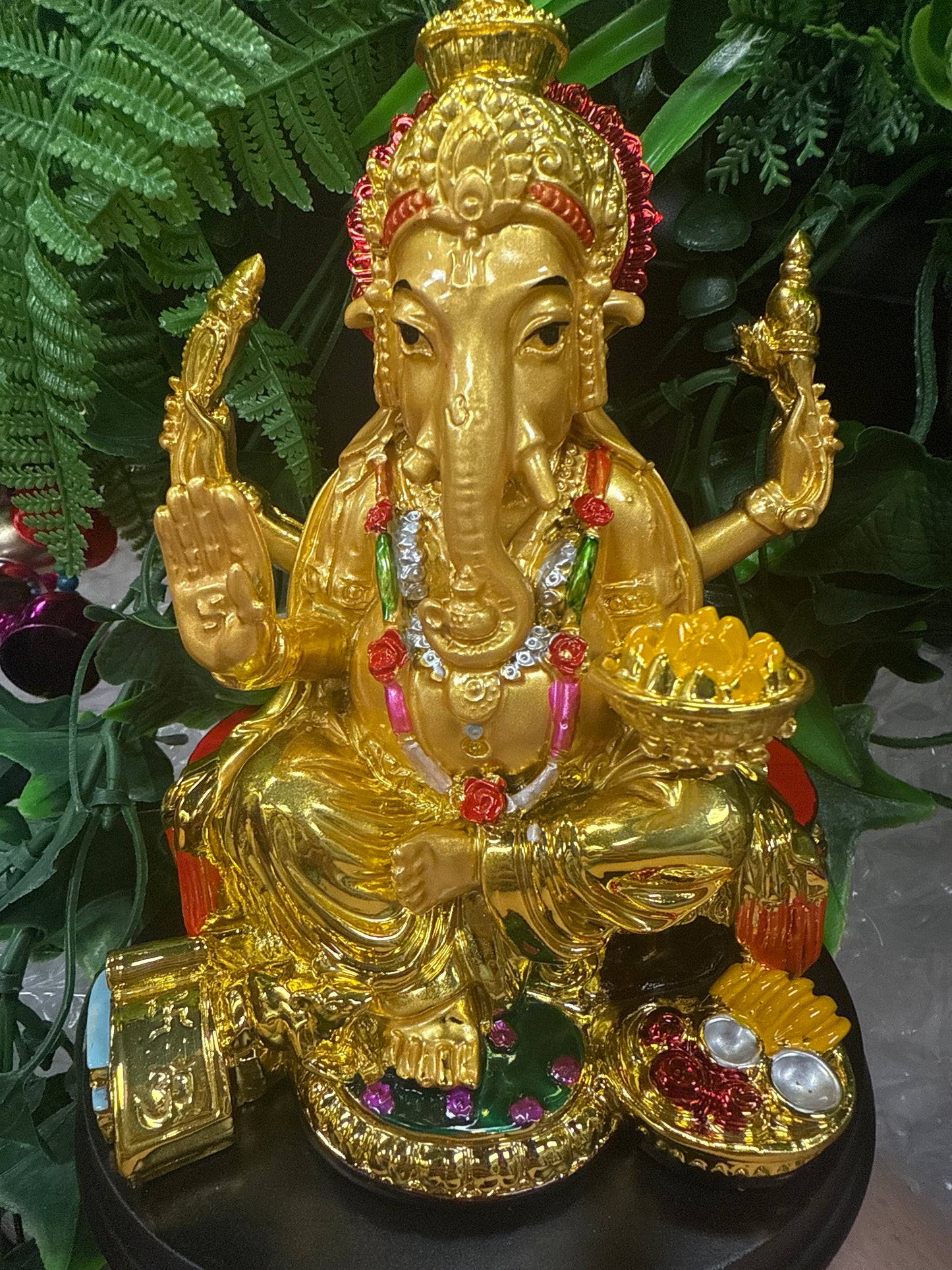 Ganesha con base y comida Grande