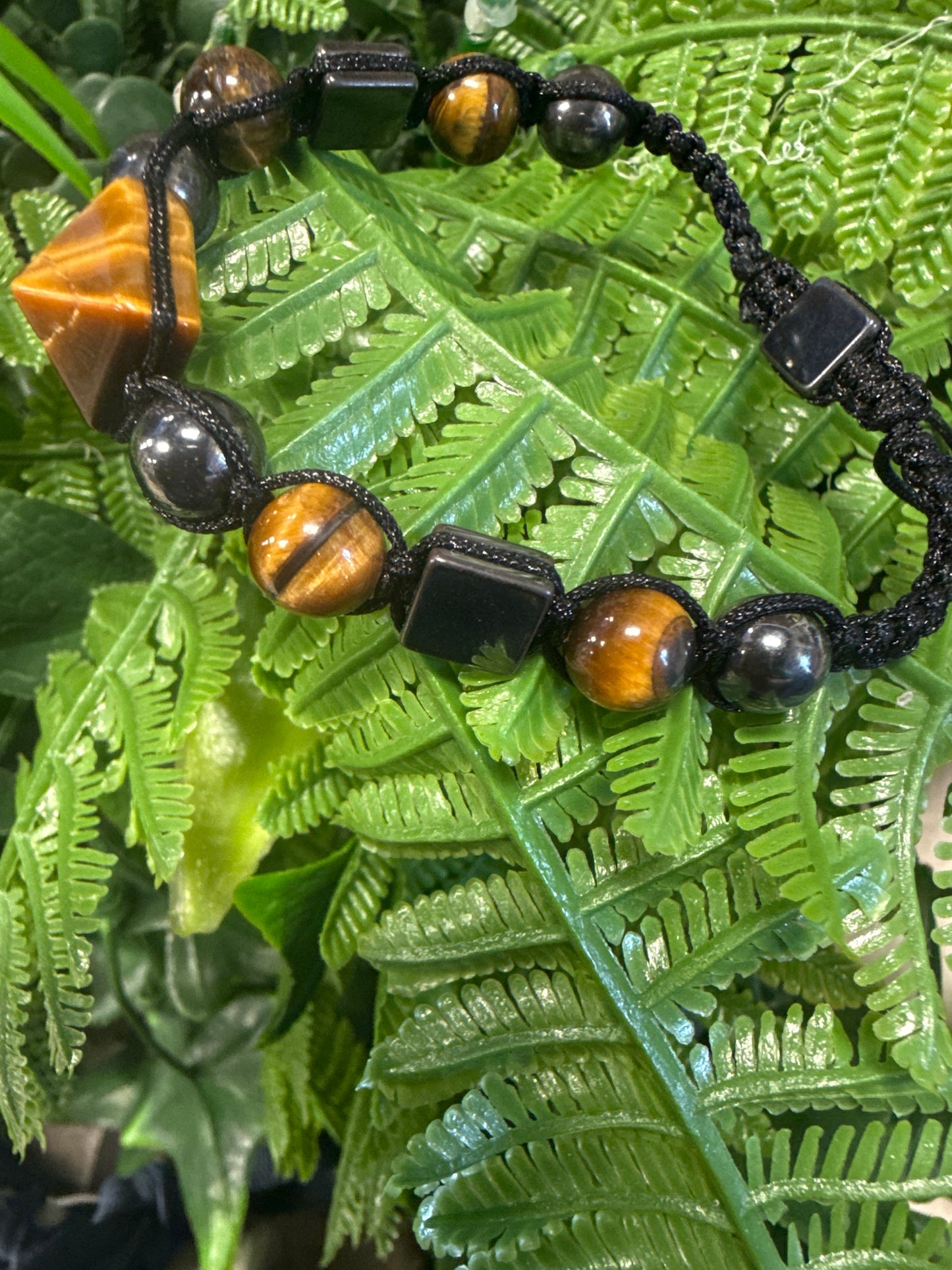 Pulcera de hilo de ojo de tigre con pirámide