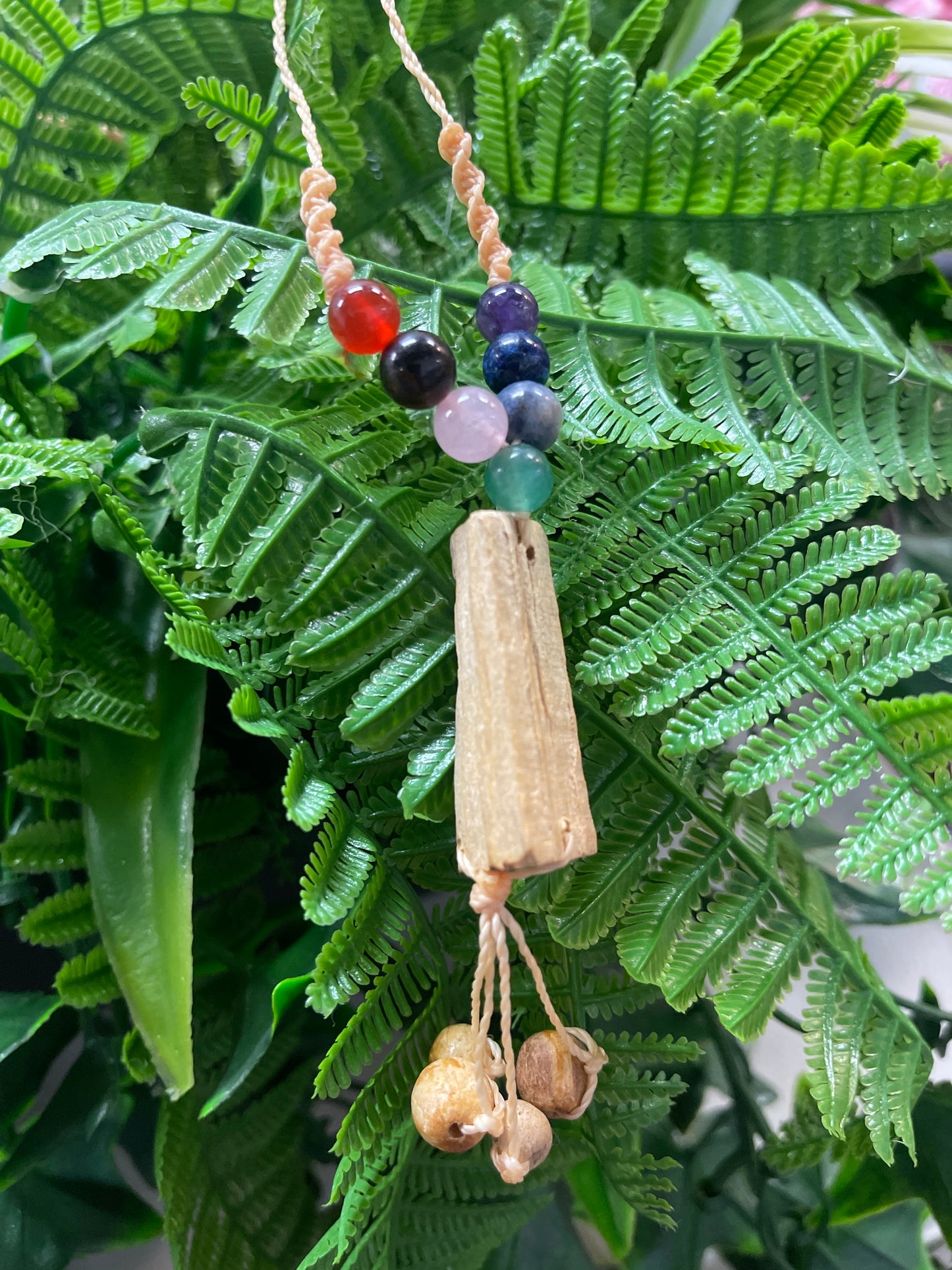 Collar de y palo santo con 7 Chacras