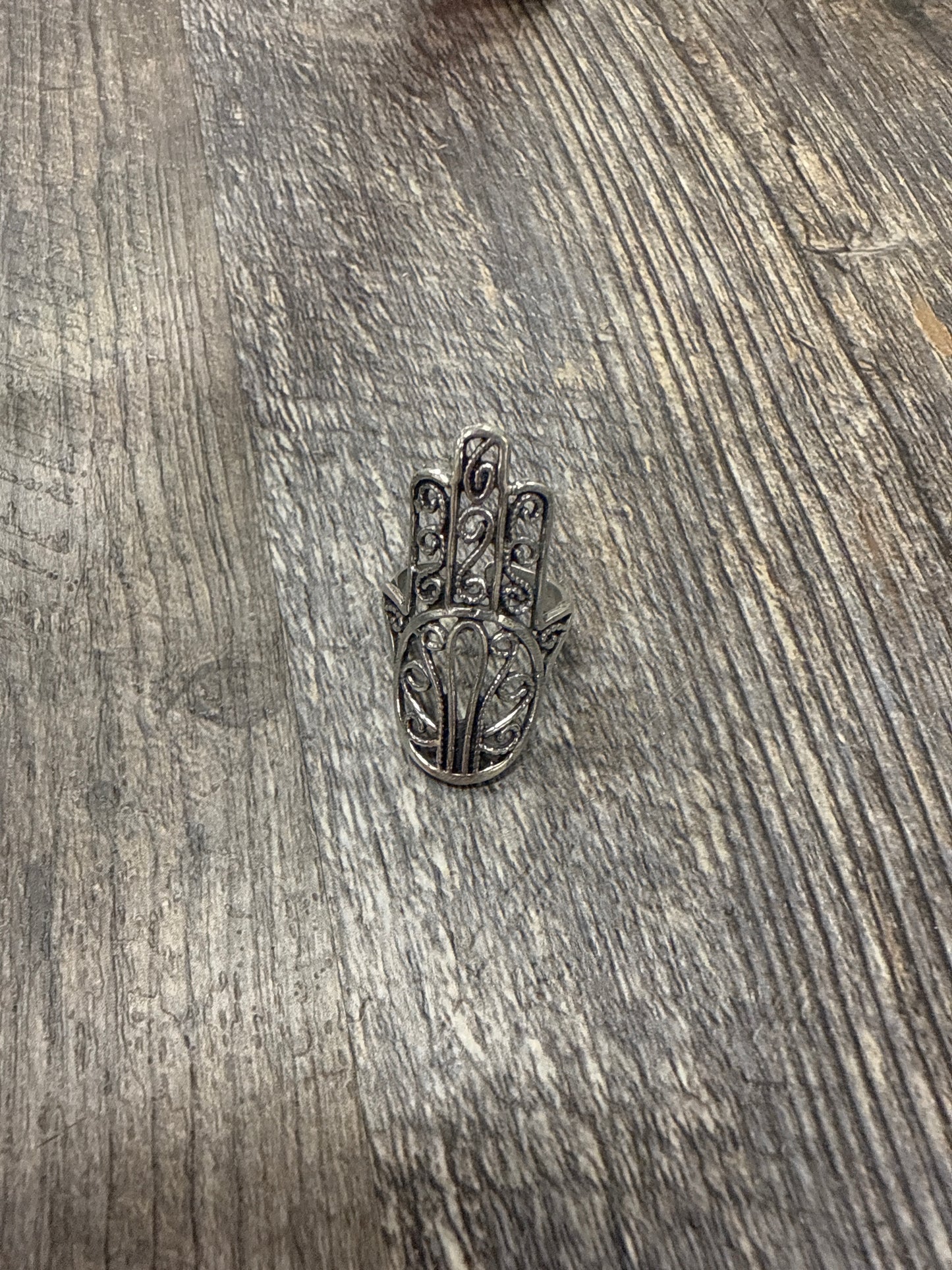 Anillo mano de Fátima plagiado