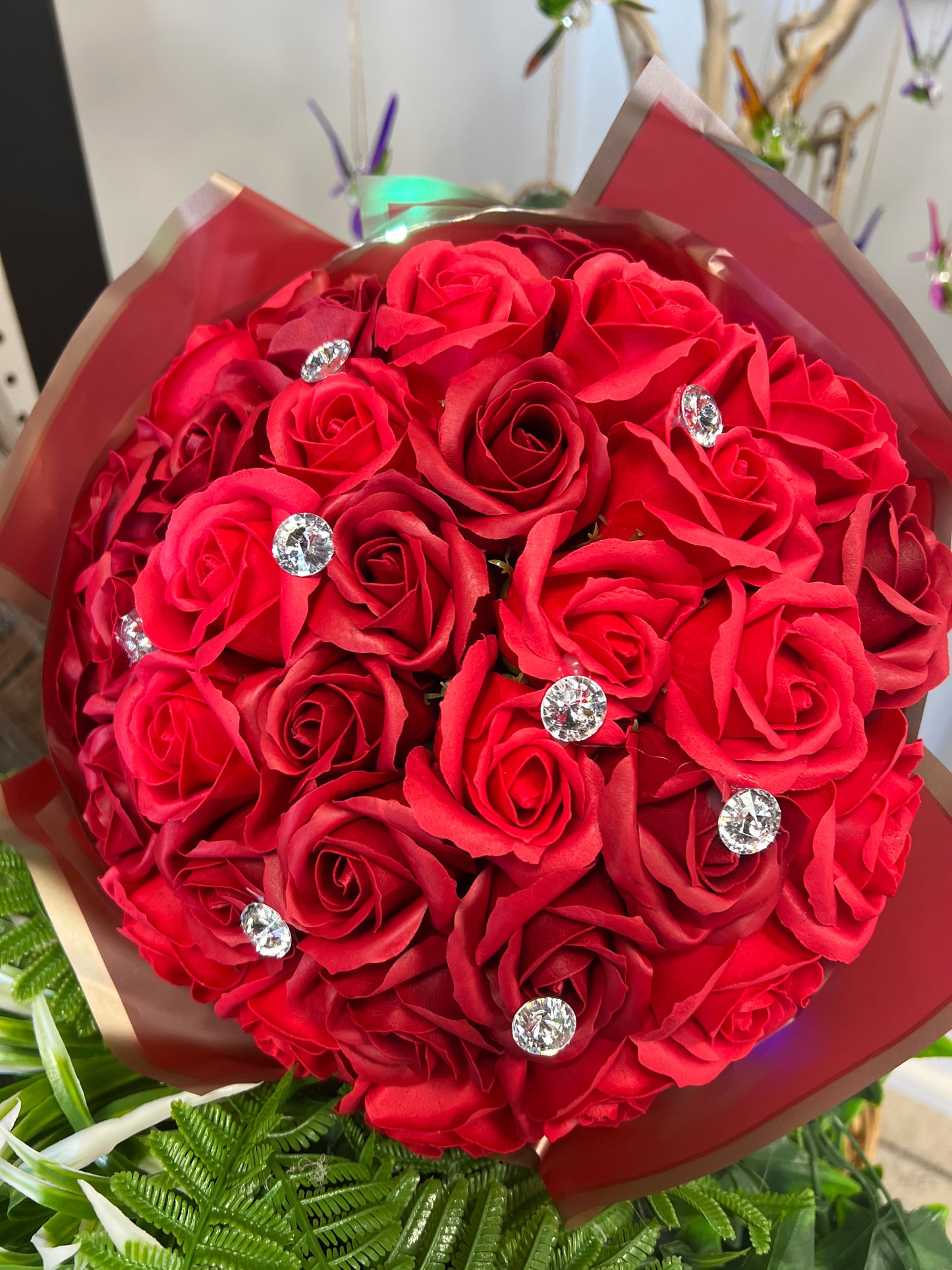 Ramo de rosas y diamantes rojas con luz