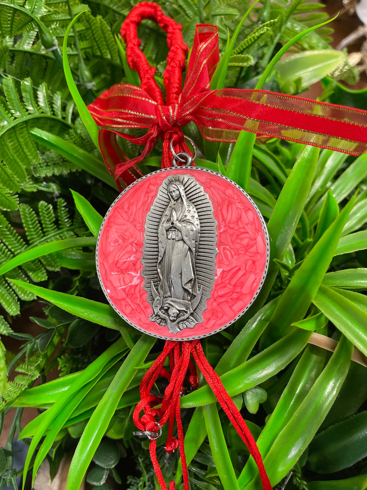 Bendiciones Virgen de Guadalupe Color Rojo en medalla