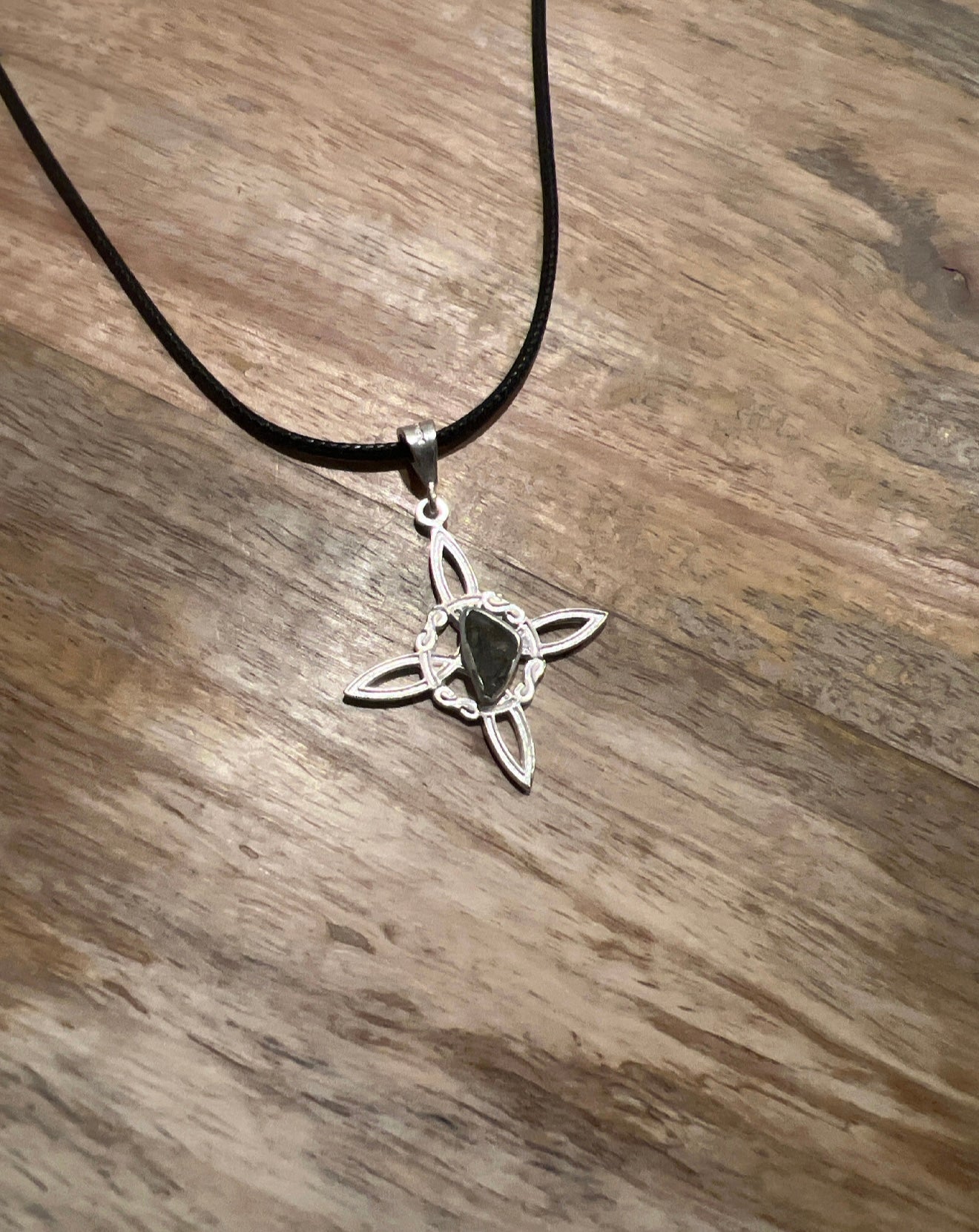 Nudo de Bruja Preparado con Moldavita plata 925