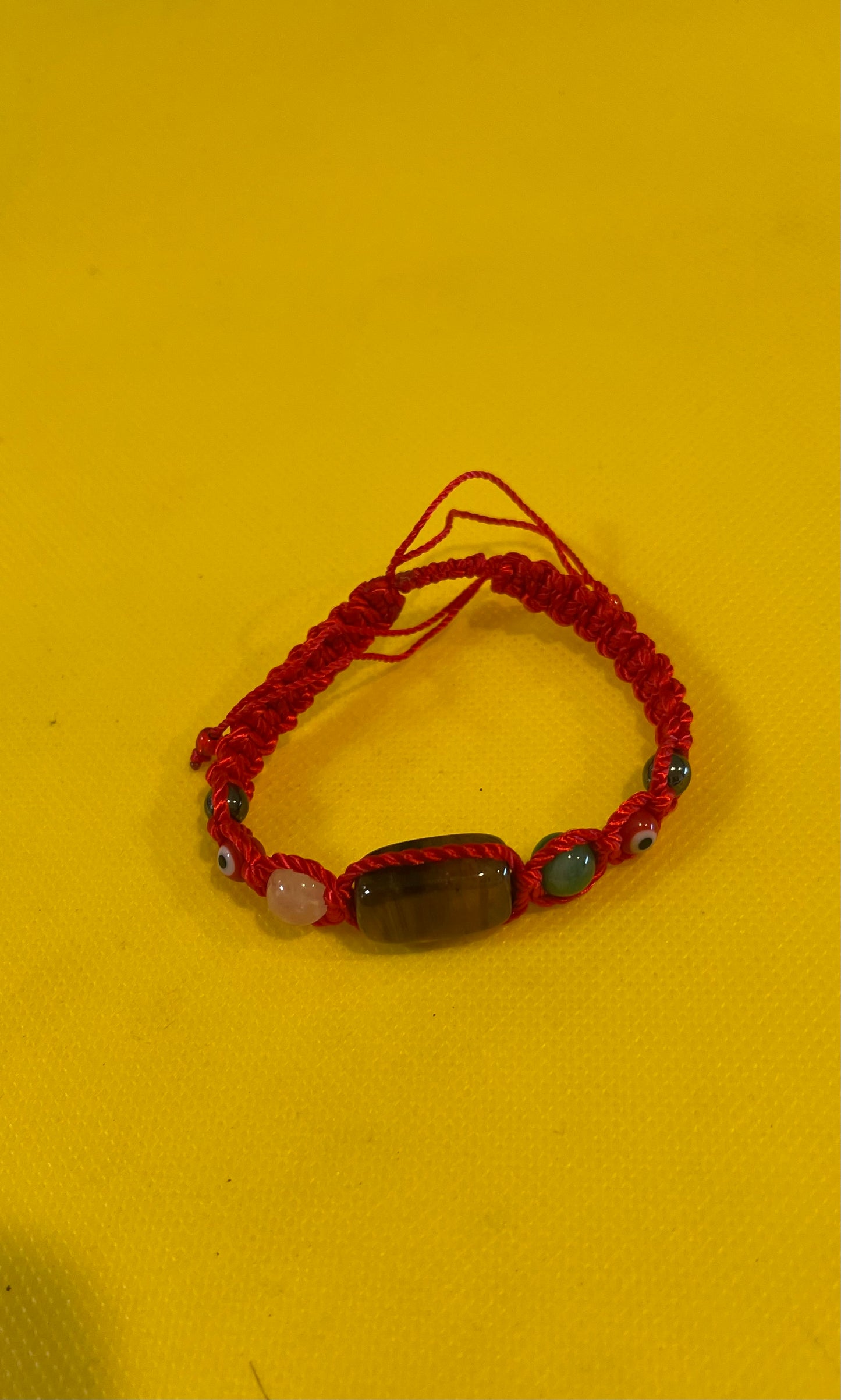 Pulsera 5 protecciones hilo ojo de tigere color rojo