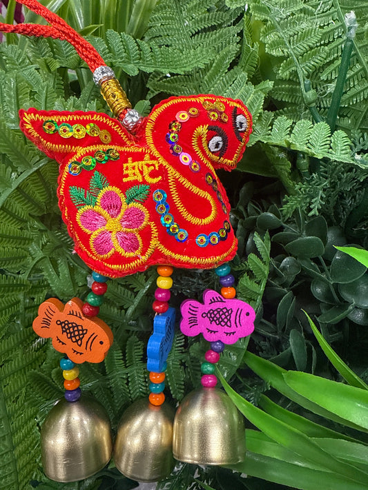 Serpiente roja con campanas