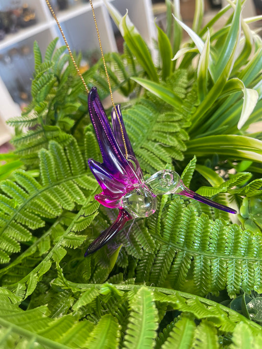 Colibrí color morado con rosa