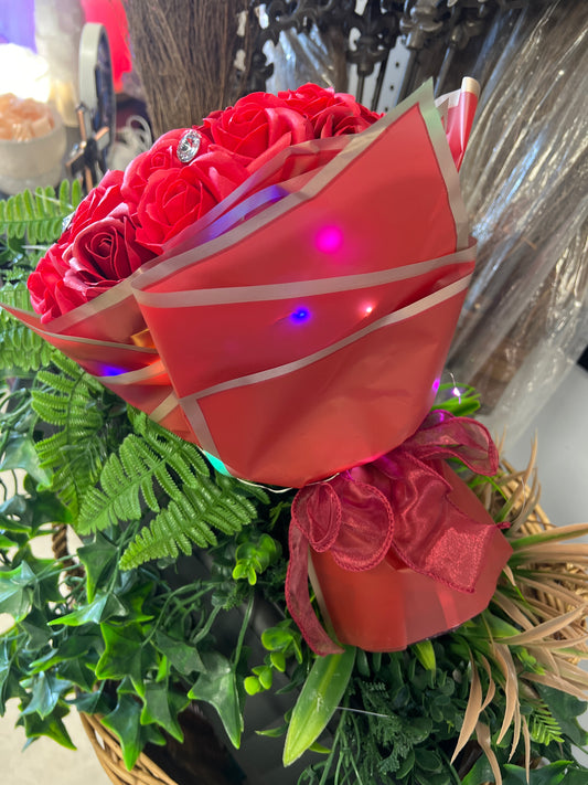 Ramo de rosas y diamantes rojas con luz