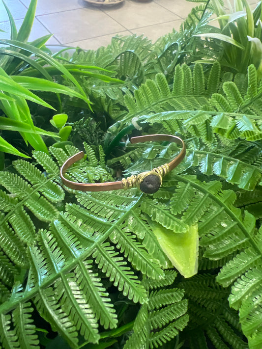 Pulsera de cobre y piedra volcánica