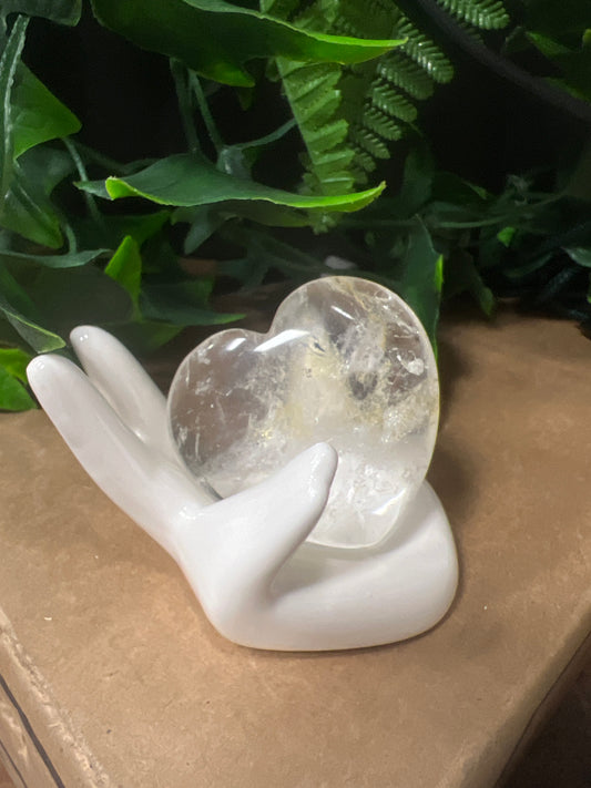 Corazón de cuarzo cristal en mano