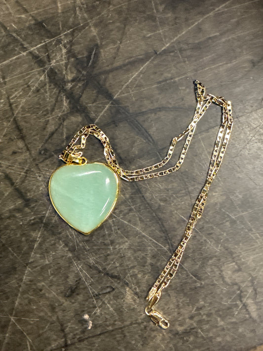 Dije de Aventurina verde de corazón con cadena de oro laminado