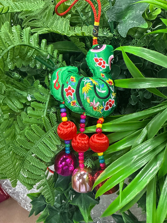 Serpiente verde con campanas