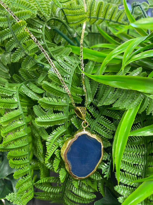 Dije y cadena oro laminado de cuarzo Ágata color azul
