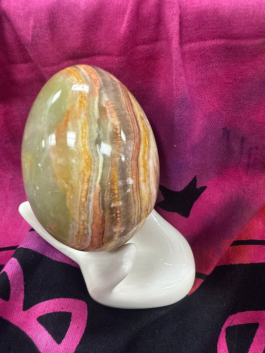 Mano con huevo de Onix Verde