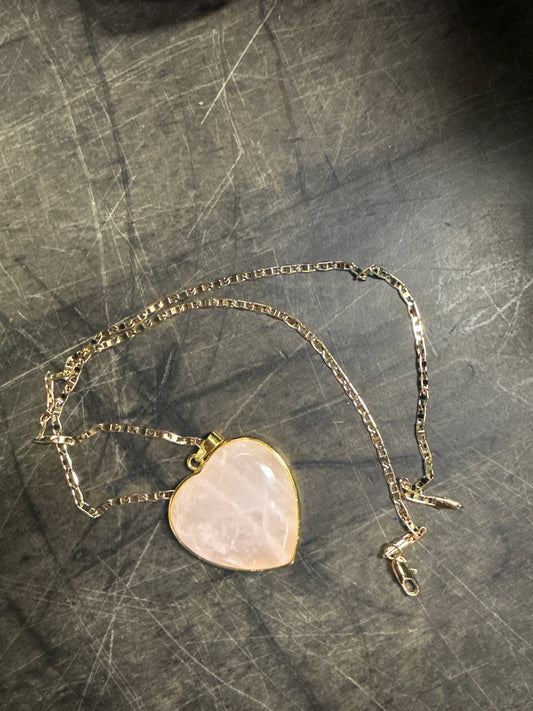 Dije de cuarzo Rosa  de corazón con cadena de oro laminado