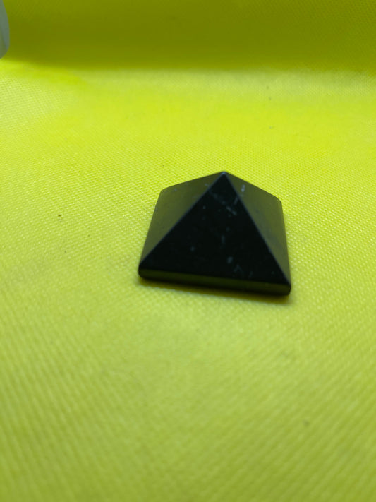 Piramire de shungite